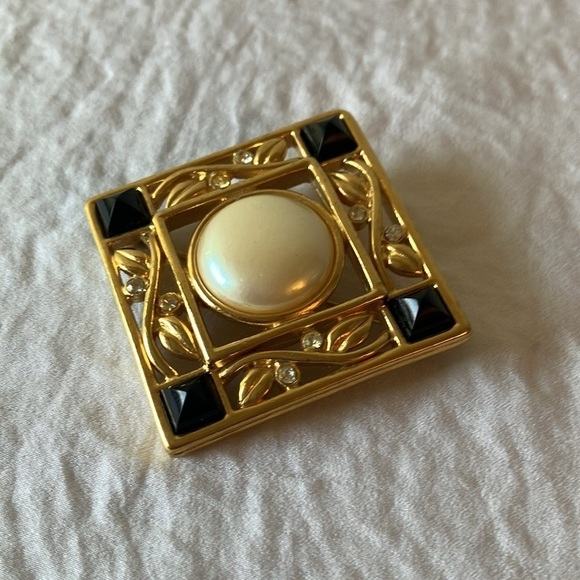 Monet: Vintage Art Deco 1.5" Faux Pearl/Black Cab Crystal Brooch - Picture 11 of 14